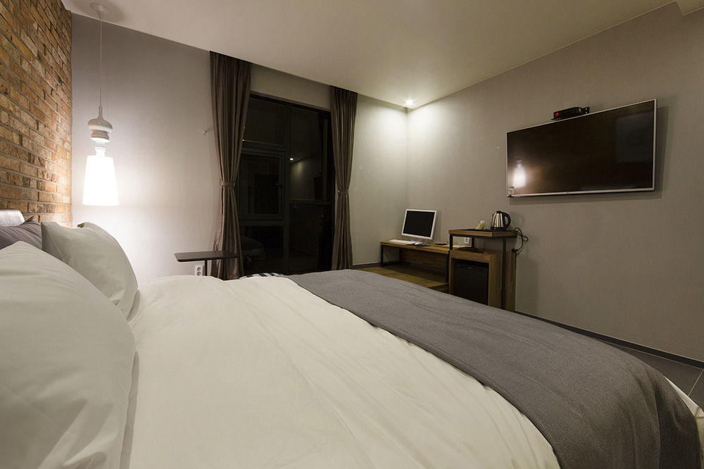 Hotel Brown Dot Gimhae Exteriör bild
