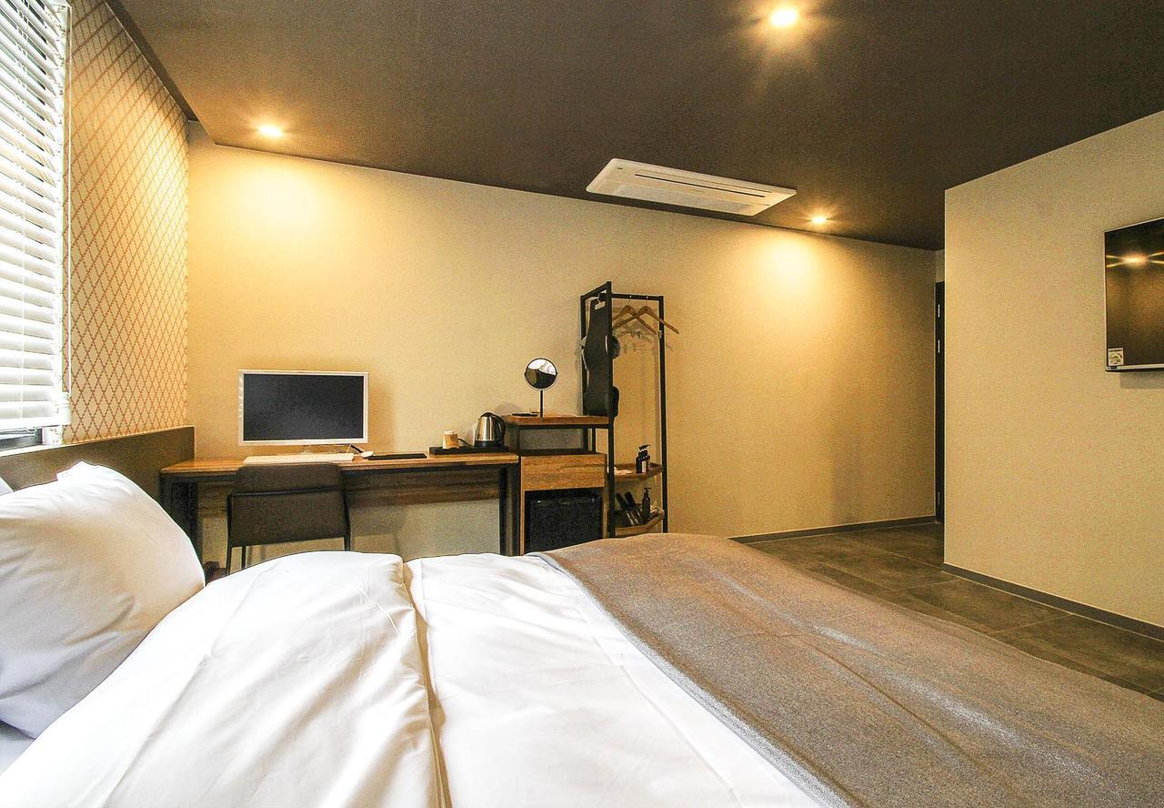 Hotel Brown Dot Gimhae Exteriör bild