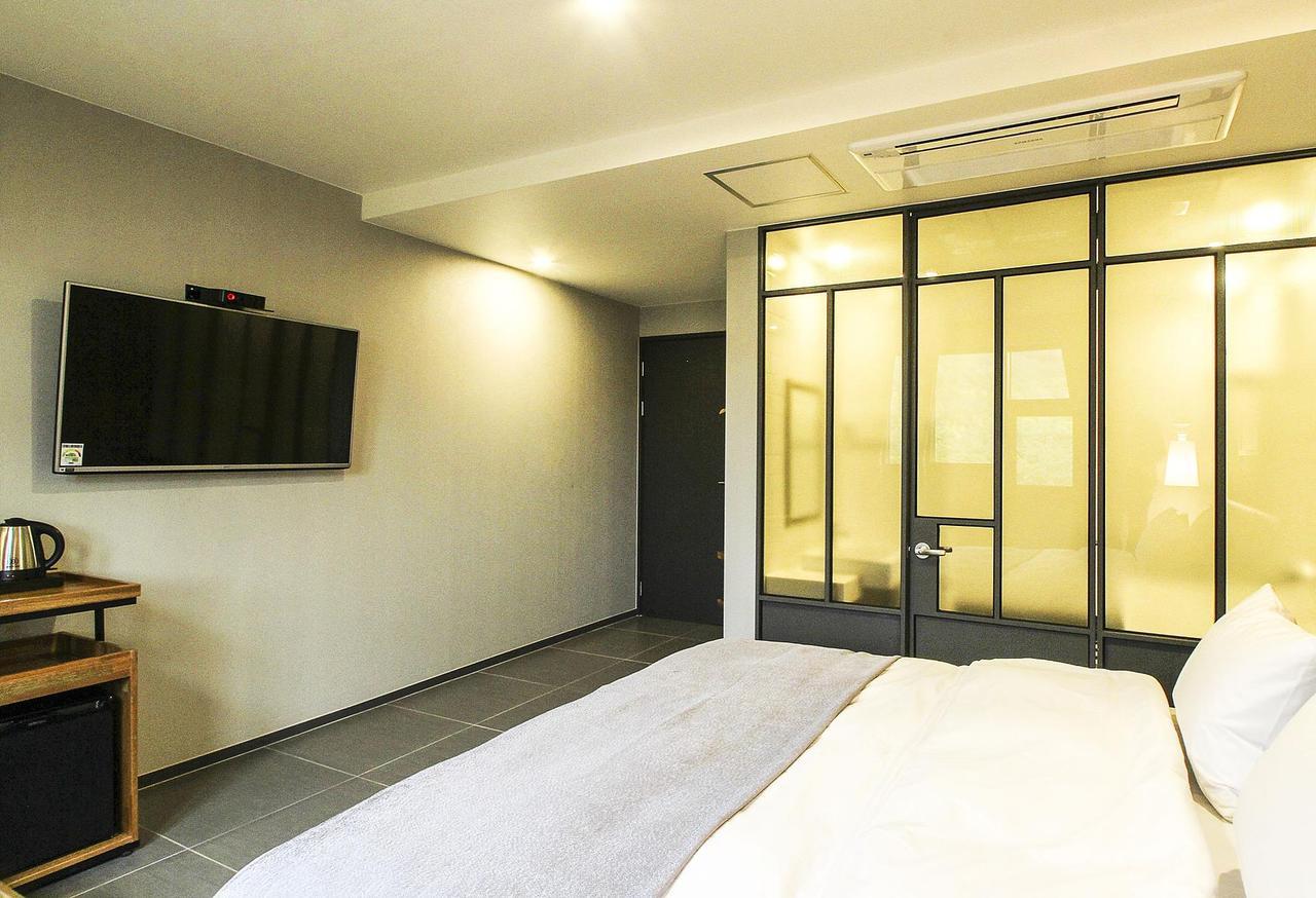 Hotel Brown Dot Gimhae Exteriör bild