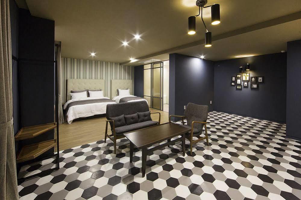 Hotel Brown Dot Gimhae Exteriör bild
